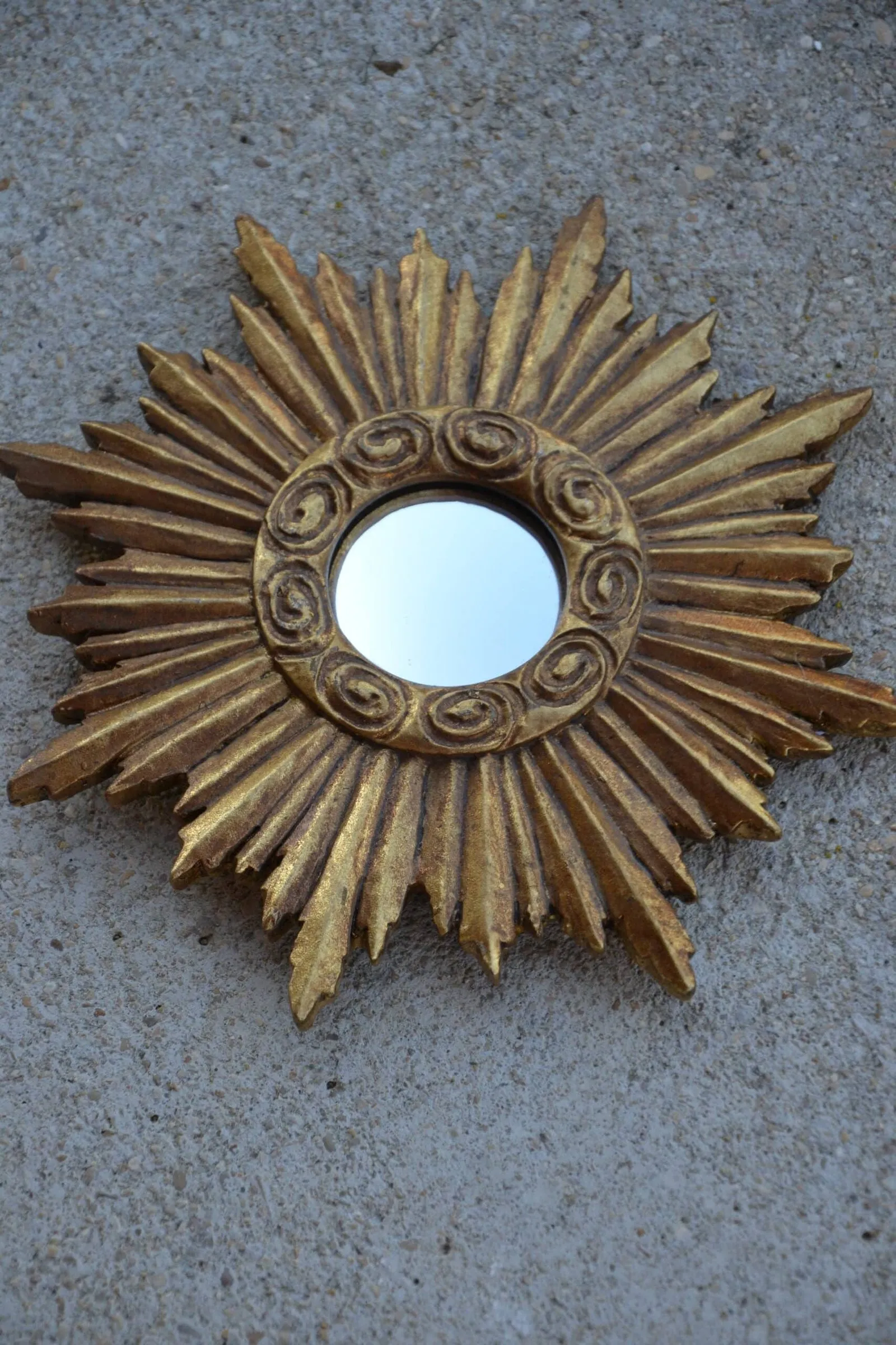 Petit miroir Soleil en bois sculpté
